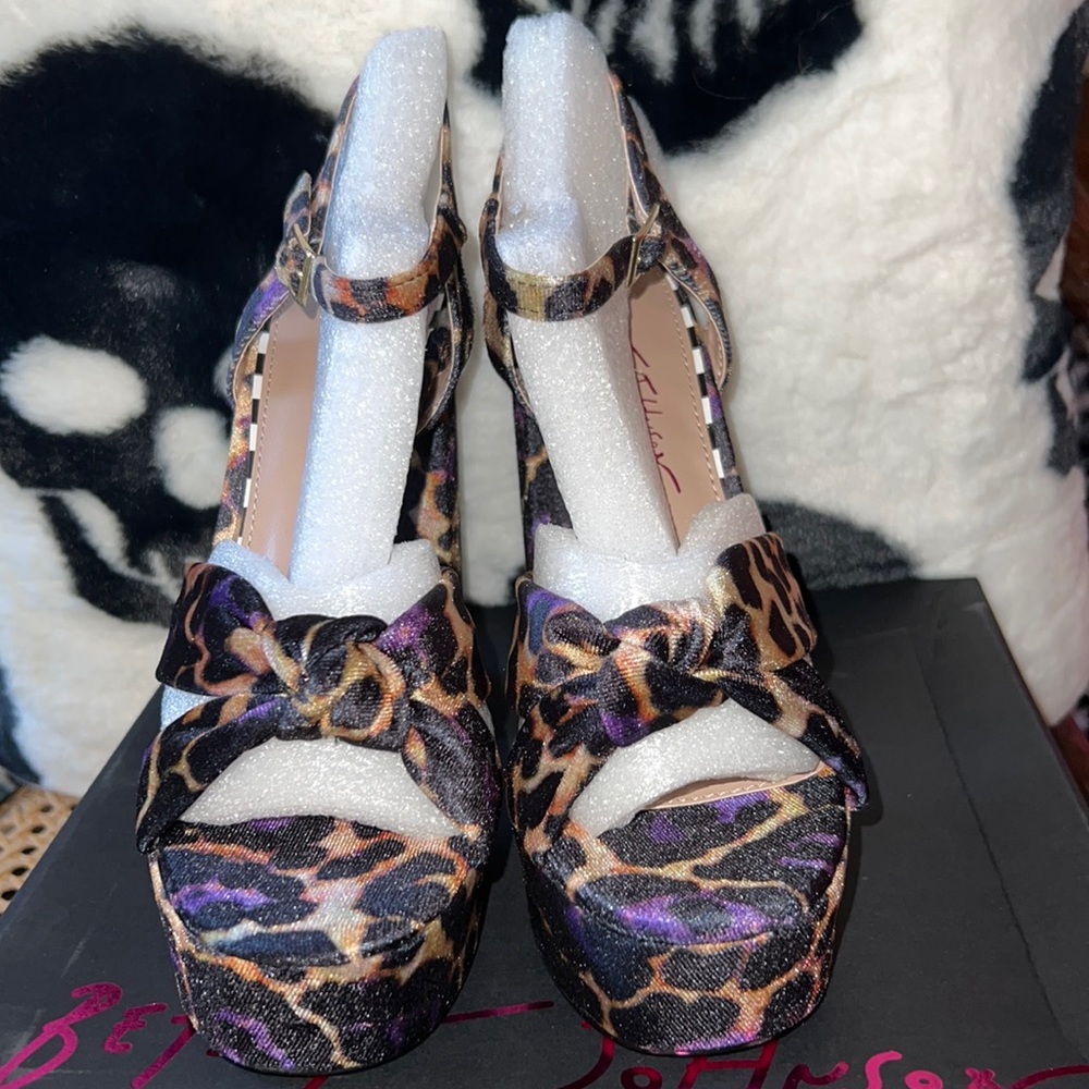 BNIBNW Betsey Johnson Melanni Leopard platform heels